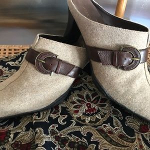 AEROSOLES Women’s Cinch Mate Tan Fabric Mules 9.5
